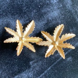 1966 Sarah Coventry gold tone Pineapple top Earrings